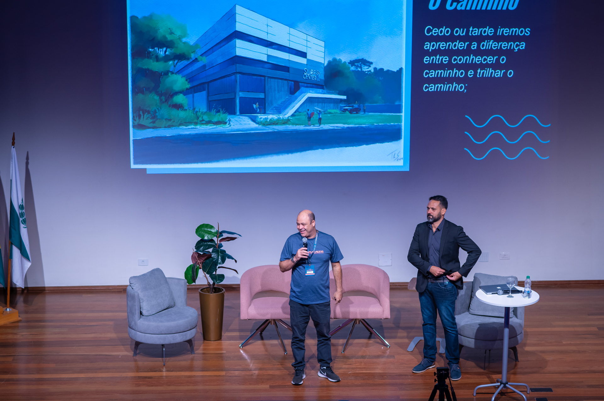 Palestrantes no palco em edição anterior do BAM Brasil